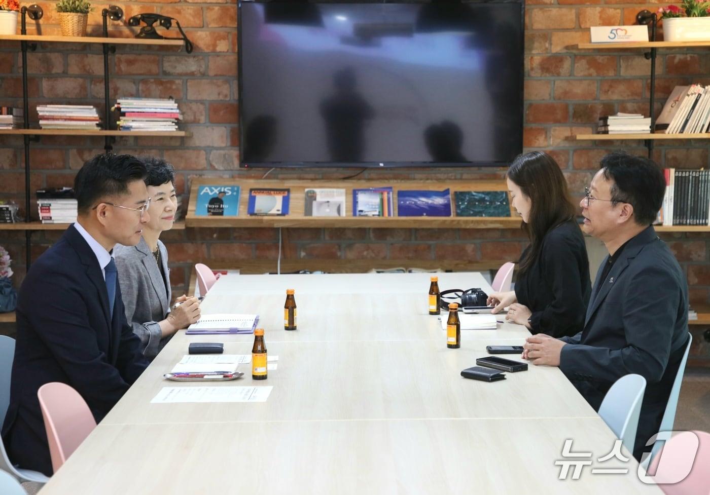 본문 이미지 - 13일 오전 안양시청 접견실에서 열린 (주)국전 이웃돕기 성금 전달식에서 이계삼 안양시장 권한대행(왼쪽 앞)과 홍종호 국전 대표이사(오른쪽 앞) 등이 대화를 나누고 있다.(안양시 제공. 재판매 및 DB금지)/뉴스1