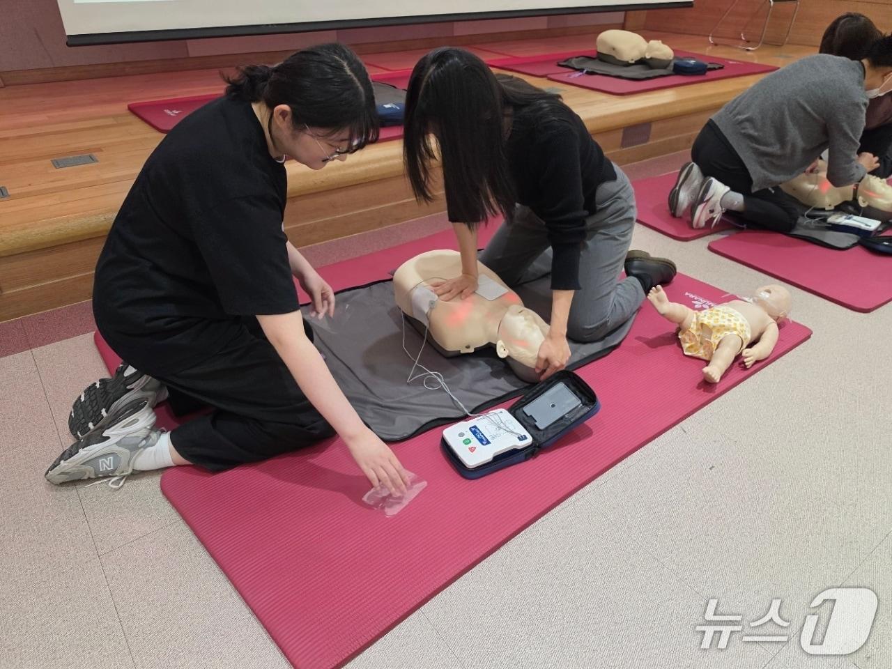 본문 이미지 - 12일 오후 2시께 고창군보건소 대회의실에서 상반기 영유아 응급처치 및 심폐소생술(CPR) 교육'이 진행되고 있다.(고창군 제공. 재판매 및 DB금지)