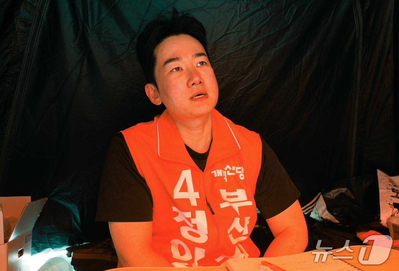 본문 이미지 - 지상파 TV토론회 배제에 항의해 단식 농성을 이어가고 있는 정이한 개혁신당 부산시장 후보가 13일 부산 연제구 부산시청 앞에 마련된 단식 농성장에서 뉴스1과 인터뷰를 하고 있다. 2026.05.13 ⓒ 뉴스1 김세정 기자