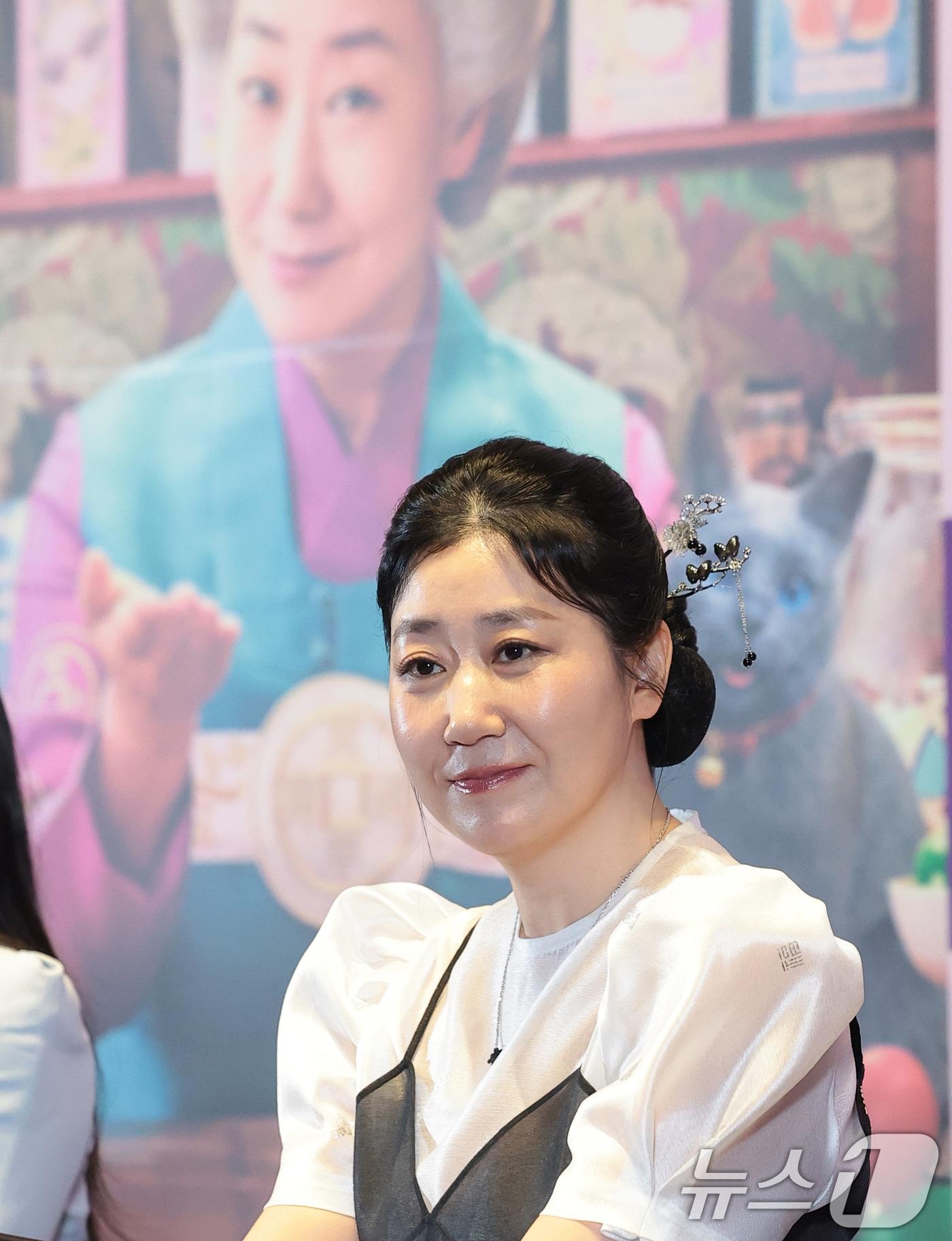 본문 이미지 - 배우 라미란이 13일 서울 강남구 메가박스 코엑스에서 영화 '이상한 과자 가게 전천당' 언론배급시사회에서 취재진 질문을 듣고 있다. '이상한 과자 가게 전천당'은 소원을 들어주는 과자 가게 전천당에 행운의 동전을 지닌 손님들이 찾아오면서 벌어지는 마법 같은 이야기를 그린 판타지 드라마 영화다. 히로시마 레이코 작가의 동명 소설이 원작이다. 2026.5.13 ⓒ 뉴스1 권현진 기자