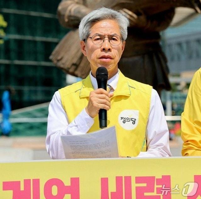 본문 이미지 - 권영국 정의당 대표가 13일이 동대구역 광장에서 기자회견을 열고 발언하고 있다. (정의당 대구시당 제공. 재판매 및 DB 금지) 2026.5.13/뉴스1