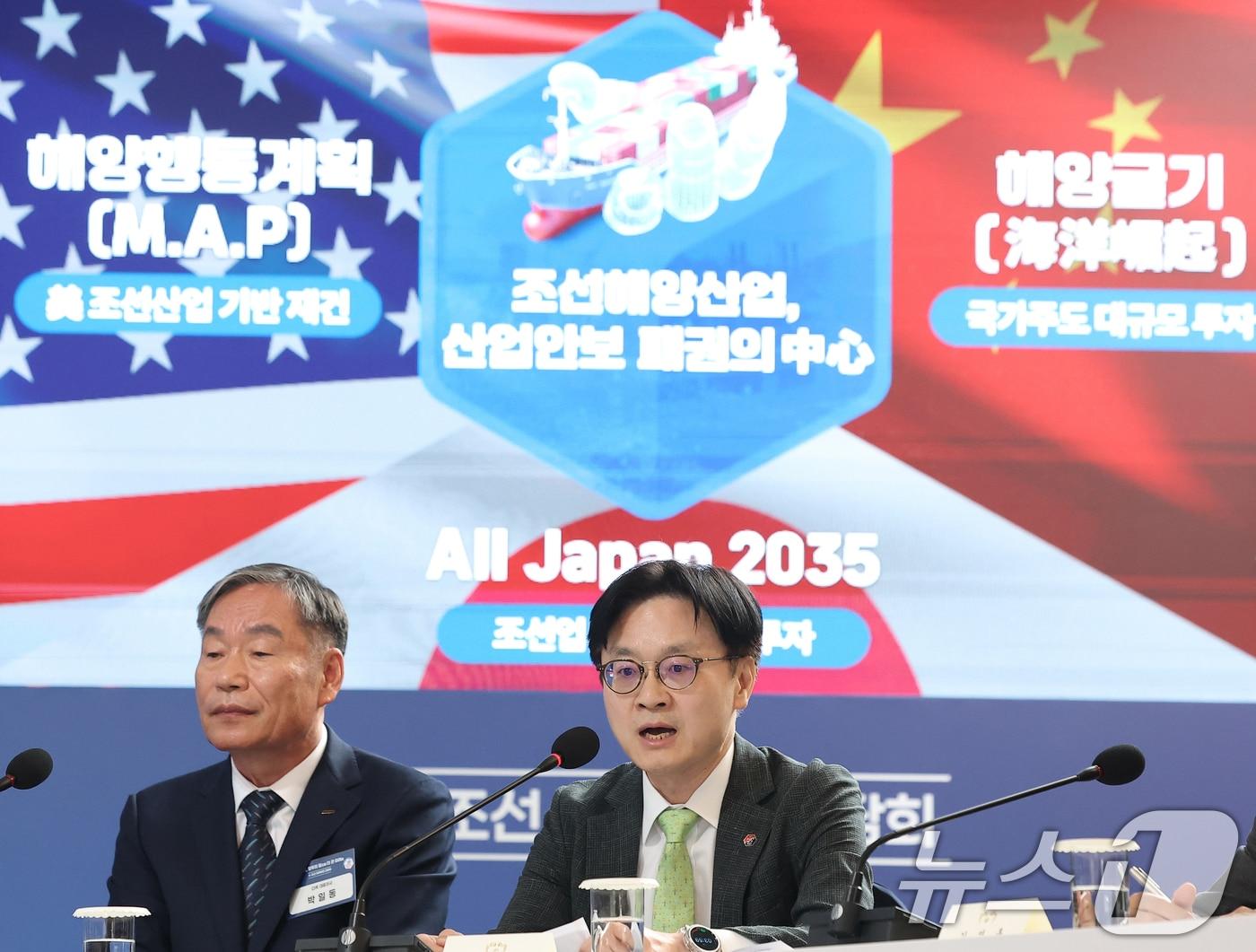 본문 이미지 - 김정관 산업통상부 장관이 13일 호텔현대 바이 라한 울산에서 열린 K-조선 미래비전 간담회에서 발표하고 있다. 2026.5.13 ⓒ 뉴스1 이재명 기자