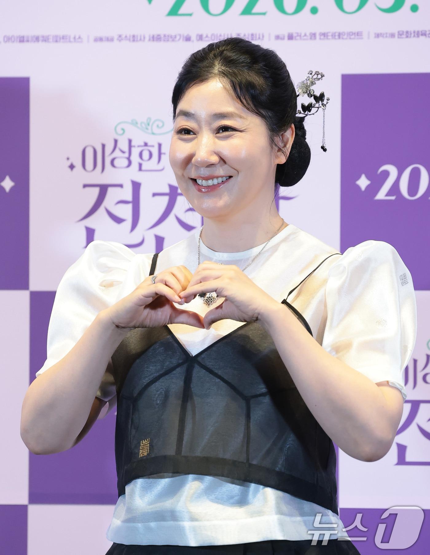 본문 이미지 - 배우 라미란이 13일 서울 강남구 메가박스 코엑스에서 영화 '이상한 과자 가게 전천당' 언론배급시사회에서 포즈를 취하고 있다. '이상한 과자 가게 전천당'은 소원을 들어주는 과자 가게 전천당에 행운의 동전을 지닌 손님들이 찾아오면서 벌어지는 마법 같은 이야기를 그린 판타지 드라마 영화다. 히로시마 레이코 작가의 동명 소설이 원작이다. 2026.5.13 ⓒ 뉴스1 권현진 기자