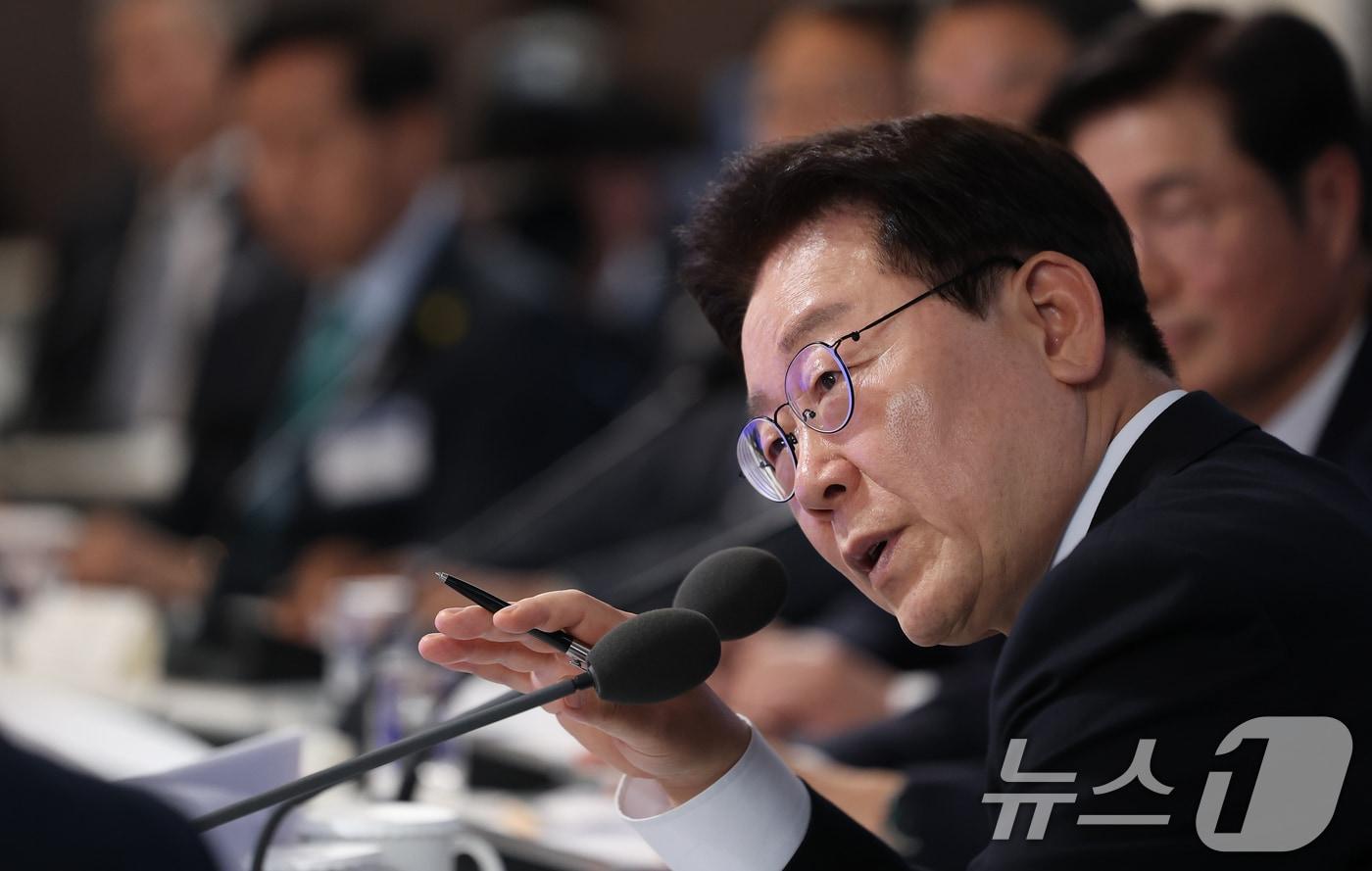 본문 이미지 - 이재명 대통령이 13일 호텔현대 바이 라한 울산에서 열린 K-조선 미래비전 간담회에서 발언하고 있다. 2026.5.13 ⓒ 뉴스1 이재명 기자