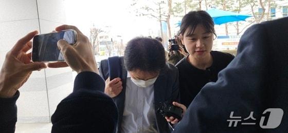 본문 이미지 - 충북교육청 전 장학관의 구속 전 피의자 심문(영장실질심사) 출석 모습.(자료사진)/뉴스1