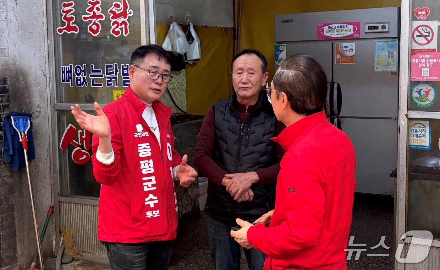 본문 이미지 - 원도심 상인 만나는 이민표 증평군수 후보.(이민표 선거사무소 제공. 재판매 및 DB금지)/뉴스1