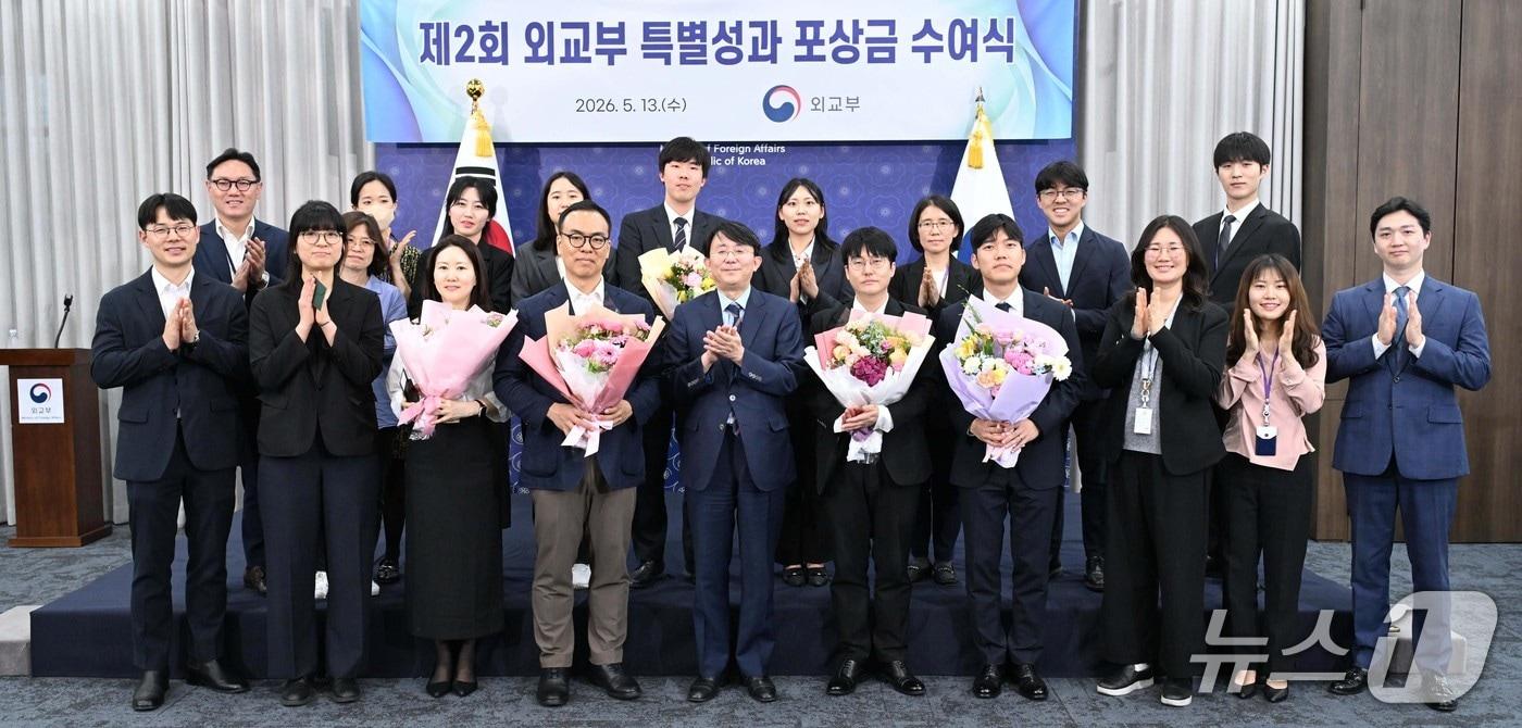 본문 이미지 -  김정한 외교부 기획조정실장이 13일 외교부 청사에서 열린 제2회 특별성과 포상금 수여식에서 직원들에게 포상금을 수여하고 있다. 2026.05.13. (외교부 제공)