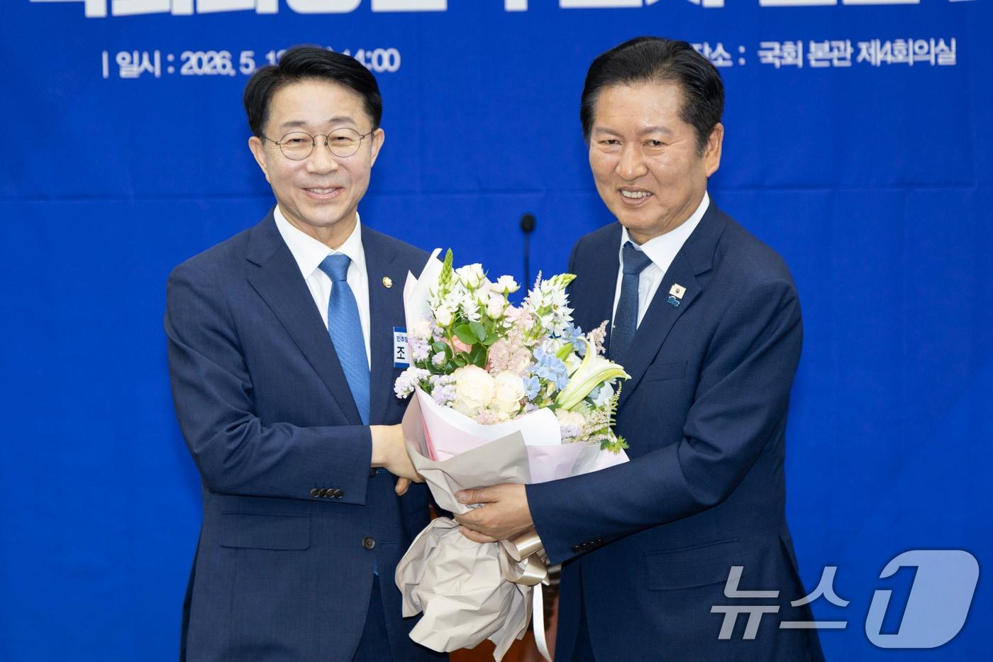 본문 이미지 - 지난 5월 13일 정청래 더불어민주당 대표가 서울 여의도 국회에서 열린 국회의장 및 부의장 후보 선출 의원총회에서 제22대 국회 후반기 신임 국회의장 후보로 선출된 조정식 더불어민주당 의원에게 꽃다발을 전달하고 있는 모습. (공동취재) 2026.5.13 ⓒ 뉴스1 신웅수 기자