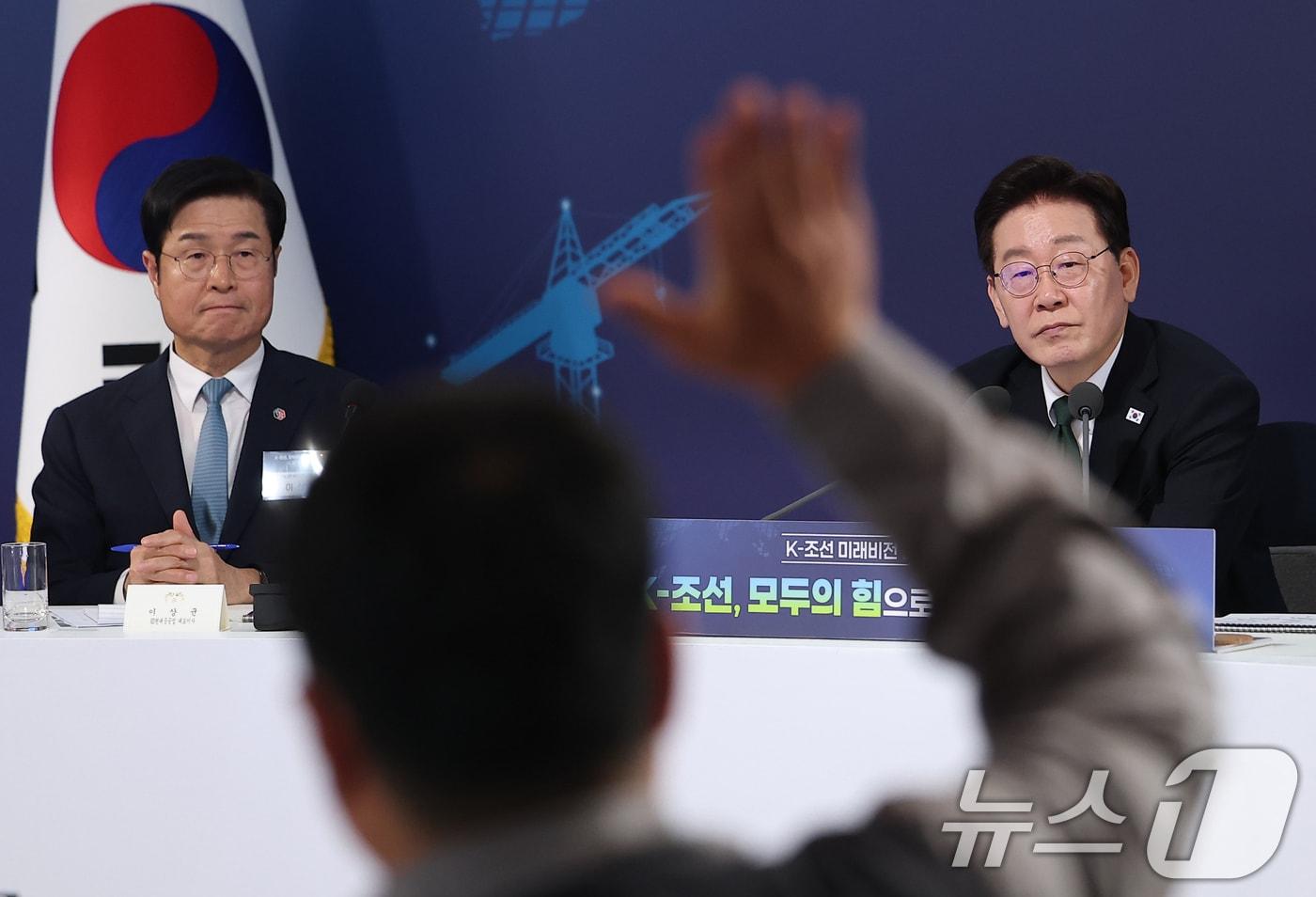 본문 이미지 - 이재명 대통령이 13일 호텔현대 바이 라한 울산에서 열린 K-조선 미래비전 간담회에서 발언권을 요청하는 참석자들을 바라보고 있다. 2026.5.13 ⓒ 뉴스1 이재명 기자