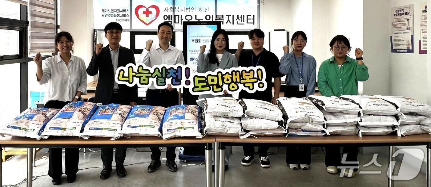 본문 이미지 - 전북바이오진흥원이 13일 엠마오 노인복지센터를 찾아 취약계층 노인들을 위한 물품을 전달했다.(바이오진흥원 제공. 재판매 및 DB 금지)