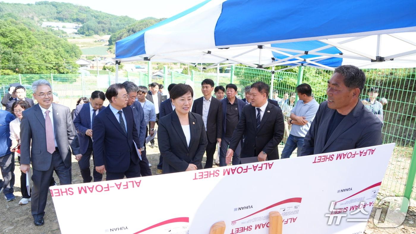 본문 이미지 - 송미령 농림축산식품부 장관, 춘천형 농촌 재생에너지 모델 현장 방문.(춘천시 제공, 재판매 및 DB금지)