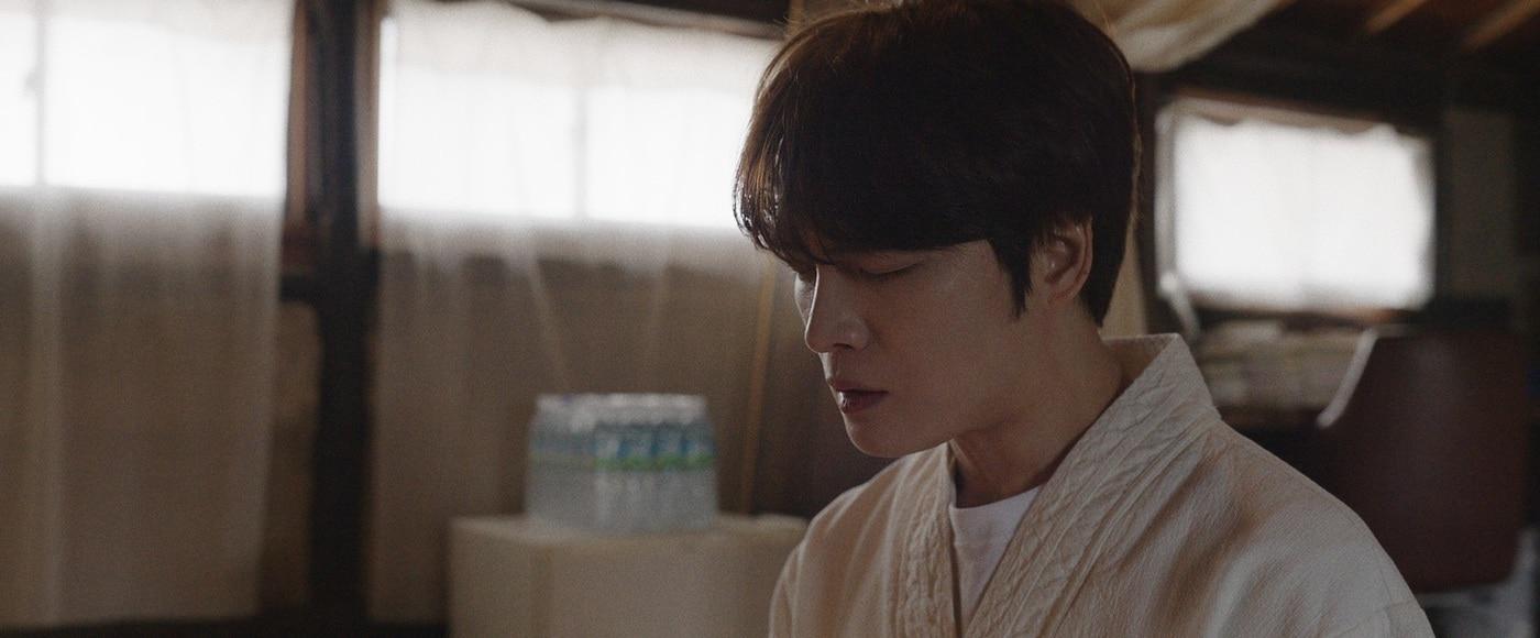 본문 이미지 - '신사: 악귀의 속삭임' 김재중 스틸