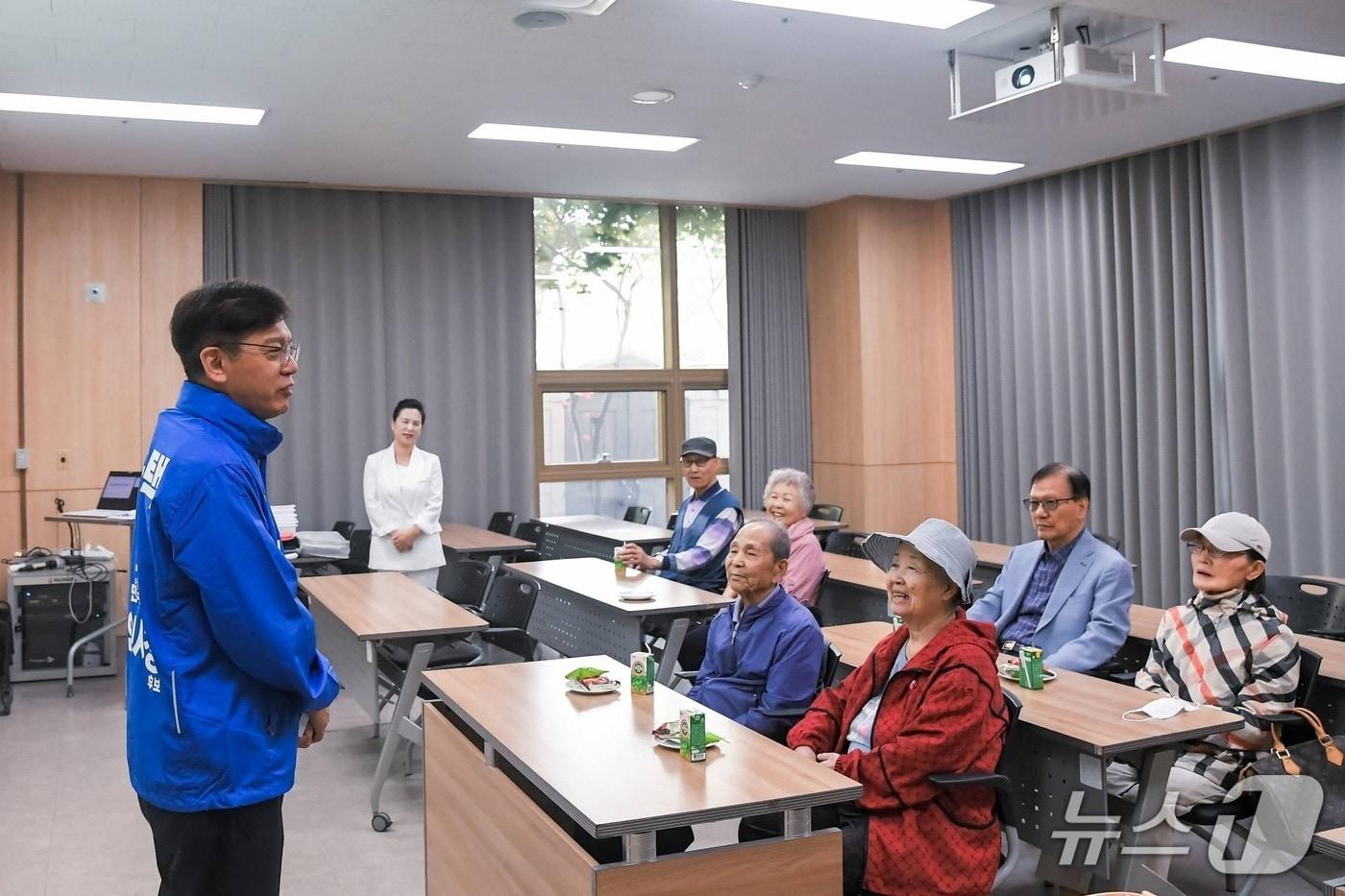 본문 이미지 - 현근택 후보가 13일 기흥노인복지관에서 노인 복지 인프라 개선을 위한 방안을 논의하고 있다.(후보측 제공)