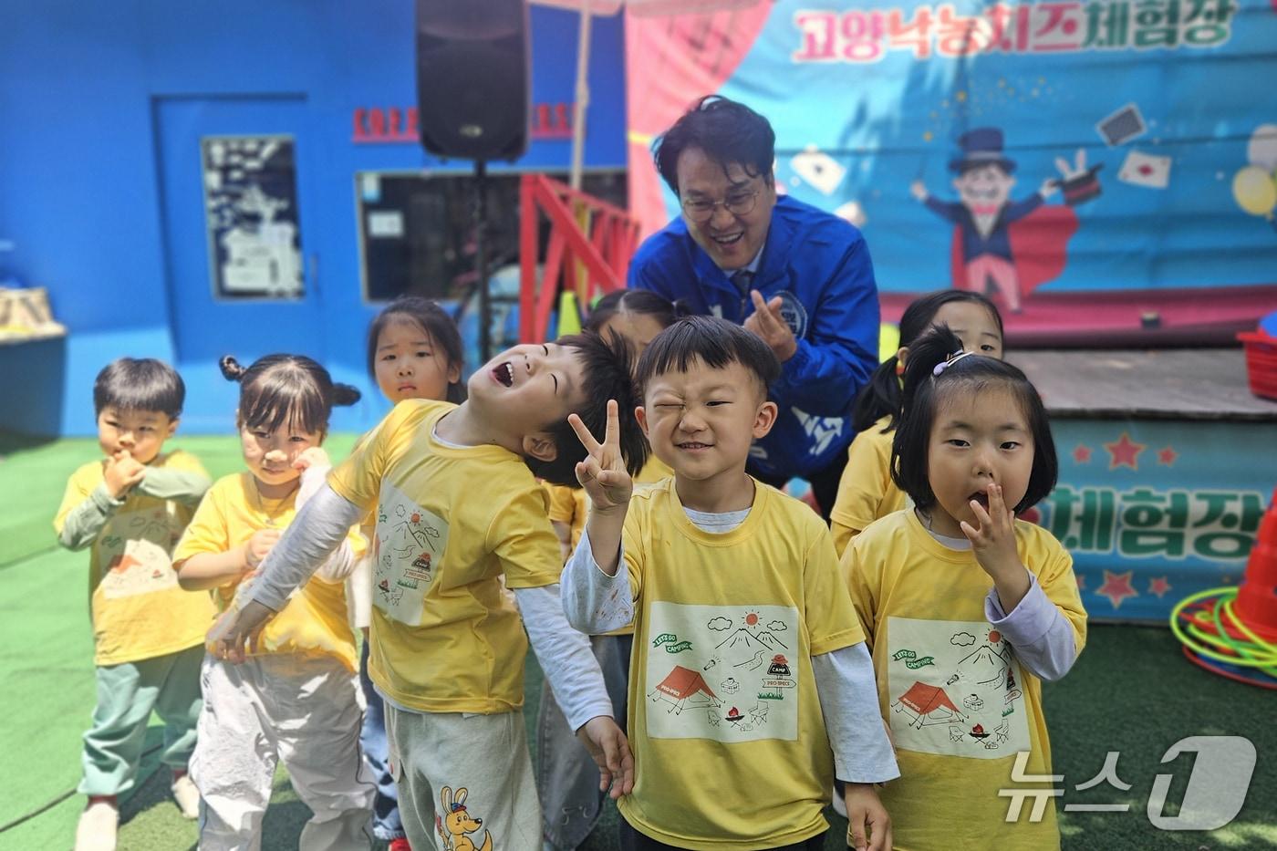 본문 이미지 -  안민석 경기도교육감 민주진보 단일후보가 13일 고양낙농치즈체험장에서 현장체험학습에 참여한 아이들과 함께하고 있다.(안민석 후보 선거사무소 제공)