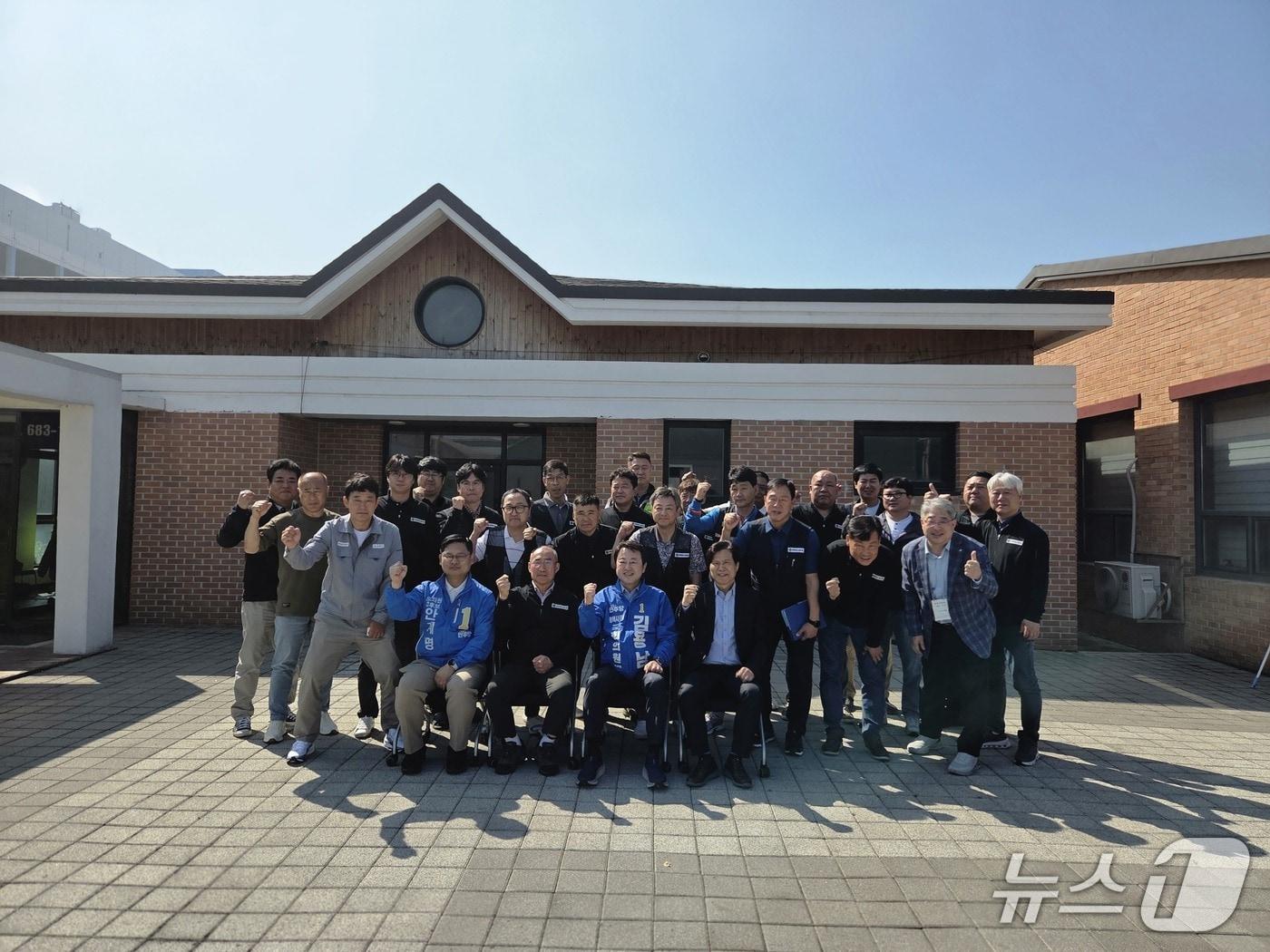 본문 이미지 - 김용남  더불어민주당 평택을 국회의원 후보 가 평택항운노조와 간담회를 갖고 기념촬영을 하고 있다.(김용남 후보 선거사무소 제공 )