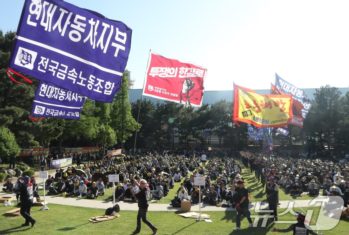 본문 이미지 - 현대자동차 노조 조합원들이 13일 울산공장 본관 앞에서 '2026년 단체교섭 완전 승리를 위한 출정식'을 하고 있다. 2026.5.13 ⓒ 뉴스1 조민주 기자