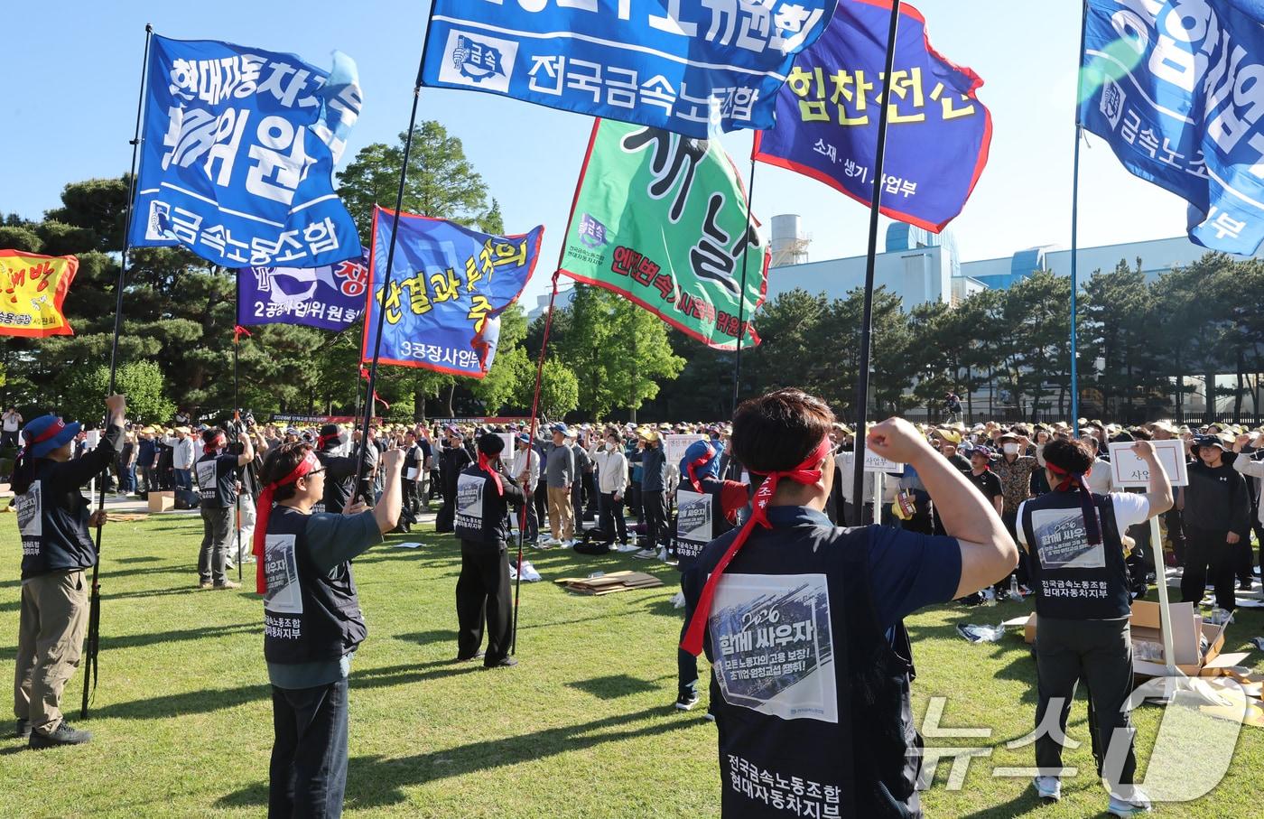 본문 이미지 - 현대자동차 노조 조합원들이 13일 울산공장 본관 앞에서 '2026년 단체교섭 완전 승리를 위한 출정식'을 하고 있다. 2026.5.13 ⓒ 뉴스1 조민주 기자