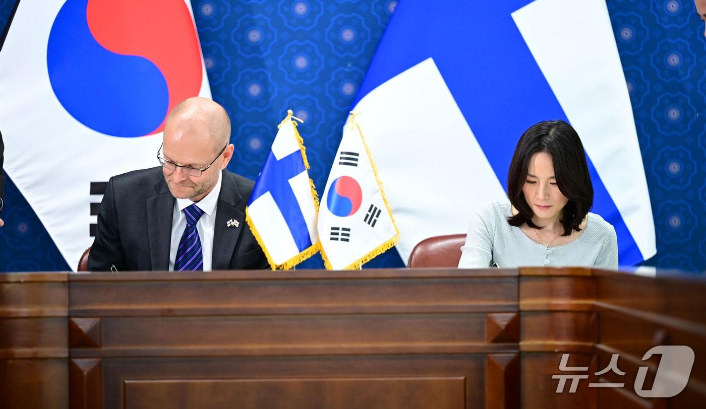 본문 이미지 - 김진아 외교부 2차관과 유리 예르비아호 주한핀란드대사가 13일 서울 외교부 청사에서 '대한민국 정부와 핀란드공화국 정부 간의 취업관광에 관한 협정'에 서명했다. 2026.05.13. (외교부 제공)
