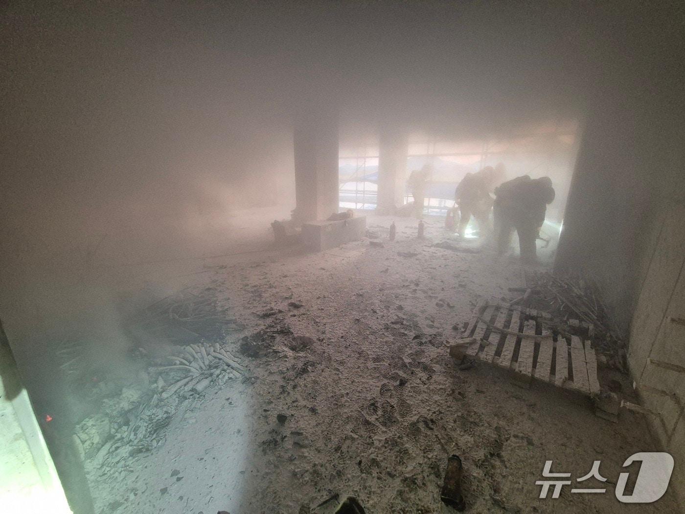 본문 이미지 - 13일 오후 6시 48분쯤 전남 여수시 한 아파트 신축 공사 현장에서 소방대원들이 불길을 끄고 있다.(사진=전남소방본부 제공.) 2026.5.13
