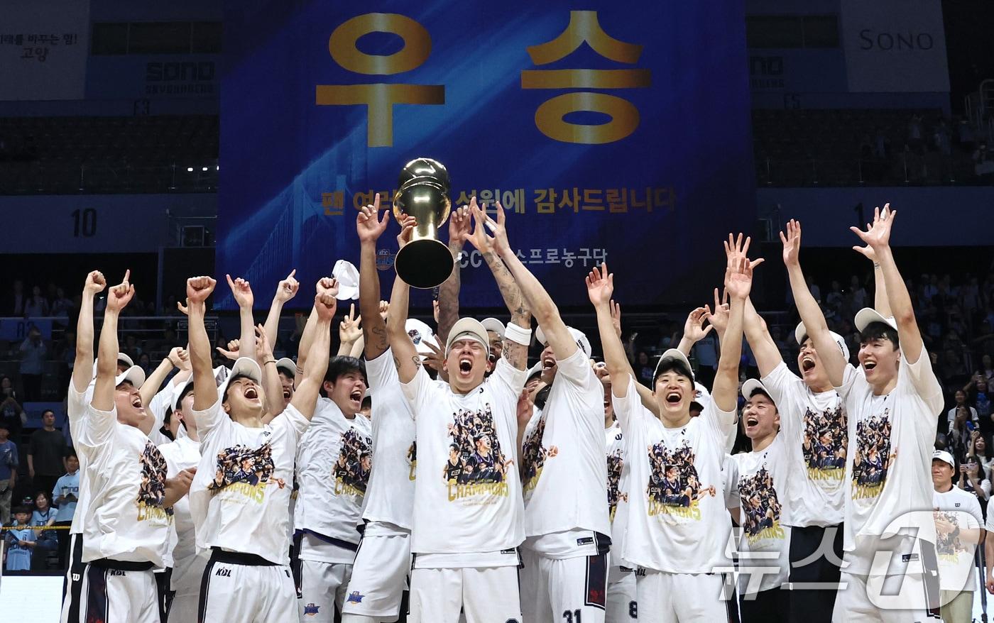 본문 이미지 - 13일 오후 경기 고양시 일산서구 고양소노아레나에서 열린 2025-26 프로농구 챔피언결정전 5차전 부산 KCC와 고양 소노의 경기에서 우승한 KCC 선수들이 우승트로피를 들어 올리며 환호하고 있다. 2026.5.13 ⓒ 뉴스1 구윤성 기자