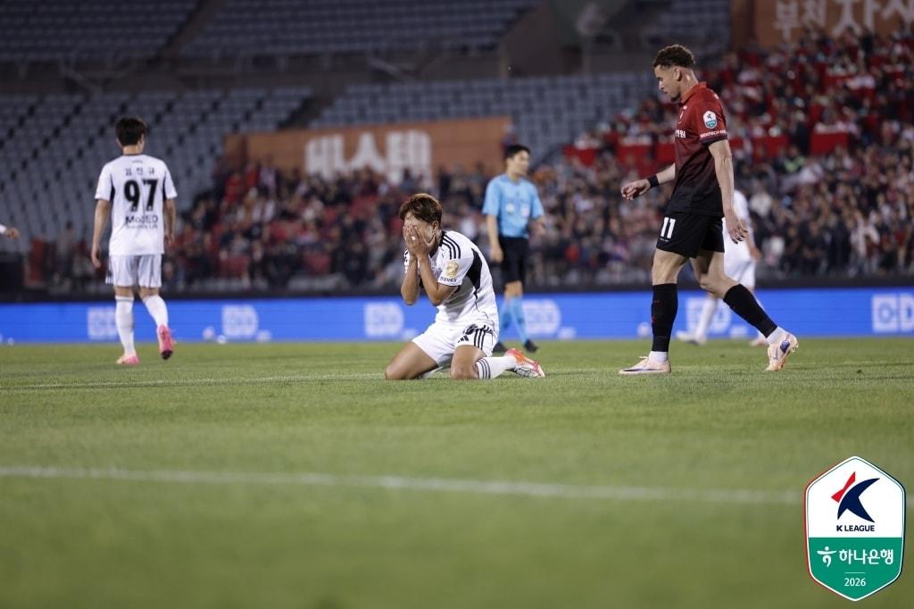 본문 이미지 -  전북 현대가 10명의 부천FC와 0-0으로 비겼다.(한국프로축구연맹 제공)