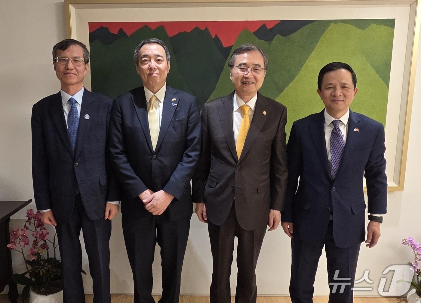 본문 이미지 - 조현 외교부 장관이 13일 서울 장관 공관에서 한중일 3국협력사무국(TCS) 사무총장단 및 미즈시마 고이치 주한일본대사, 다이 빙 주한중국대사와 만찬 간담회를 가졌다. 2026.05.13. (외교부 제공) 