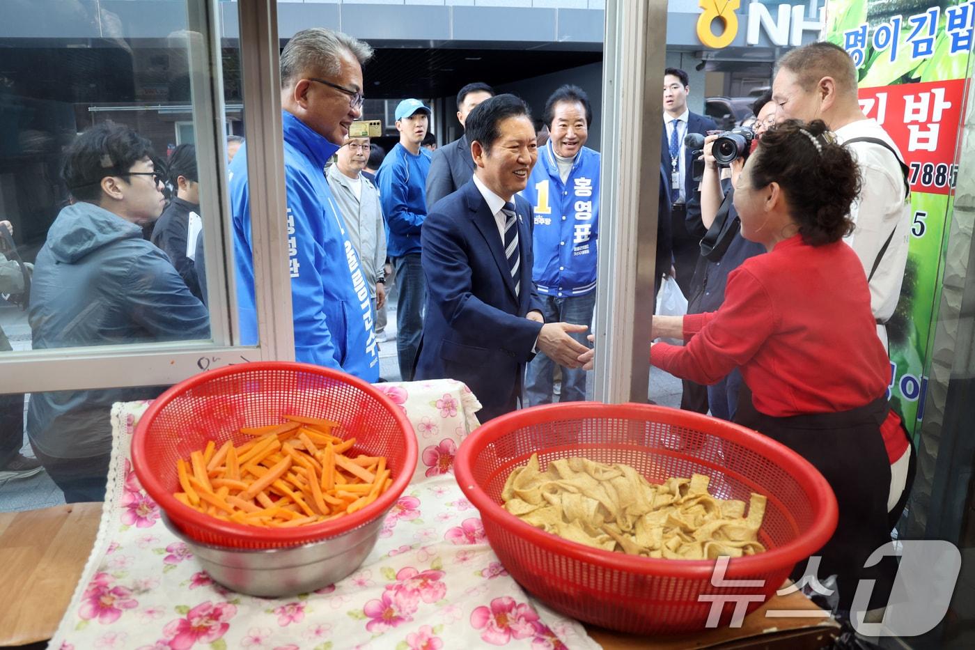 본문 이미지 - 정청래 더불어민주당 대표가 14일 오전 경북 울릉군 도동소공원 인근 식당에서 주민과 인사를 나누고 있다. 2026.5.14 ⓒ 뉴스1 황기선 기자