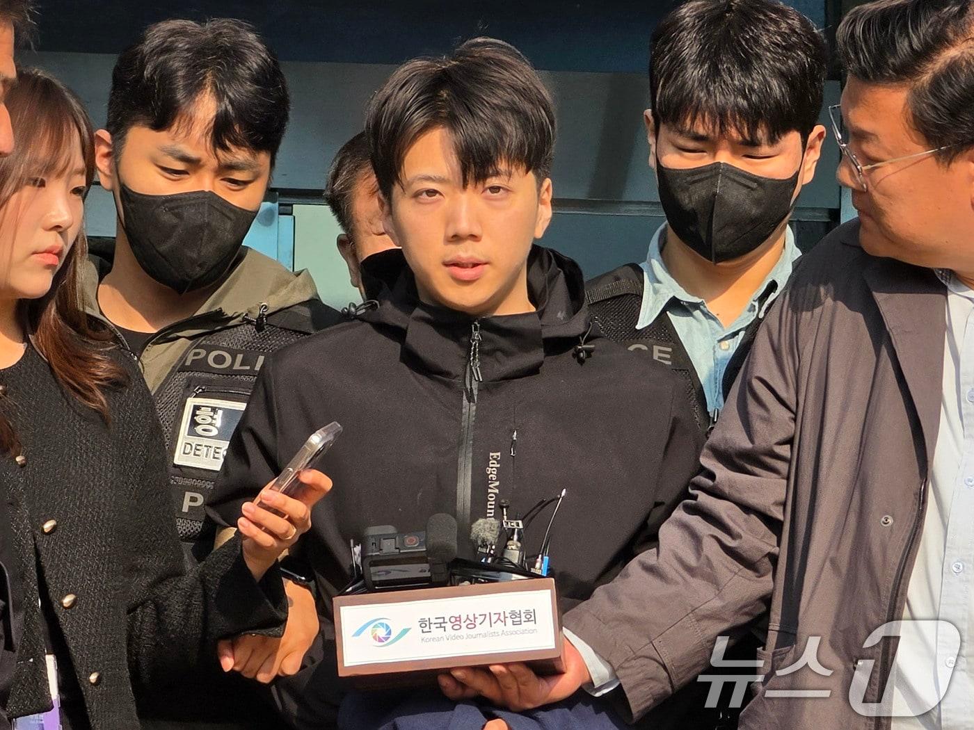 본문 이미지 - 어린이날 광주 도심에서 일면식 없는 여고생을 살해해 살인·살인미수 등의 혐의를 받는 장윤기(23)가 14일 오전 광주 서부경찰서에서 검찰에 송치되고 있다.   2026.5.14 ⓒ 뉴스1 이수민 기자