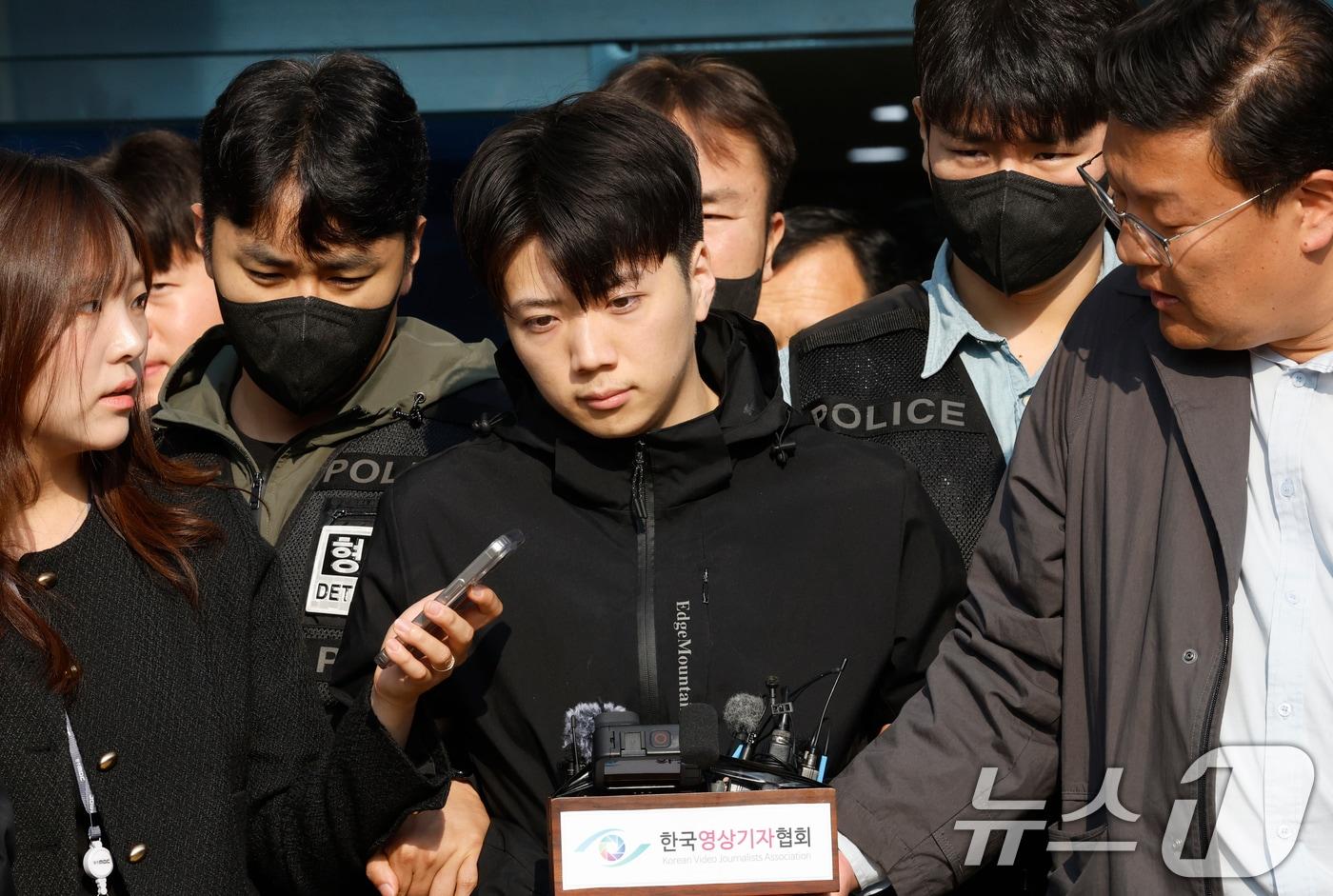본문 이미지 - 어린이날 광주 도심에서 일면식 없는 여고생을 살해해 살인·살인미수 등의 혐의를 받는 장윤기(23)가 14일 오전 광주 서부경찰서에서 검찰에 송치되고 있다. 장윤기는 이날 광주에선 처음으로 신상이 공개됐다. 2026.5.14 ⓒ 뉴스1 김태성 기자
