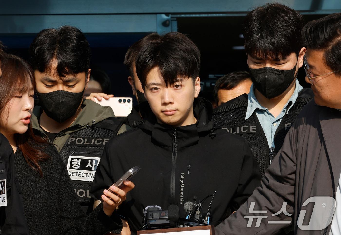 본문 이미지 - 어린이날 광주 도심에서 일면식 없는 여고생을 살해해 살인·살인미수 등의 혐의를 받는 장윤기(23)가 14일 오전 광주 서부경찰서에서 검찰에 송치되고 있다. 2026.5.14 ⓒ 뉴스1 김태성 기자