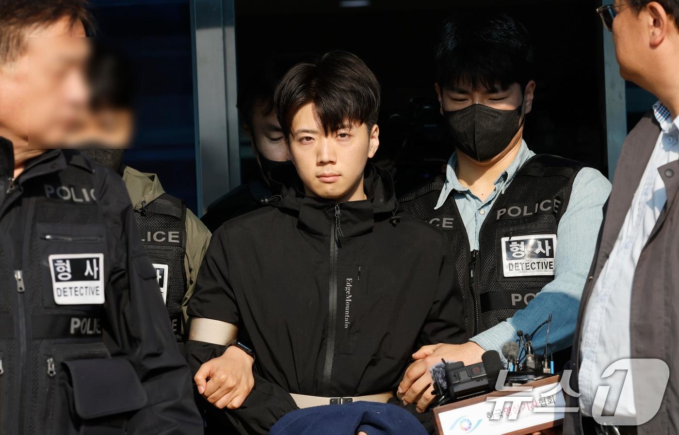 본문 이미지 - 광주 도심에서 일면식도 없는 10대 여고생을 살해한 장윤기가 14일 오전 광주 서부경찰서에서 검찰로 송치되고 있다. 2026.5.14 ⓒ 뉴스1 김태성 기자