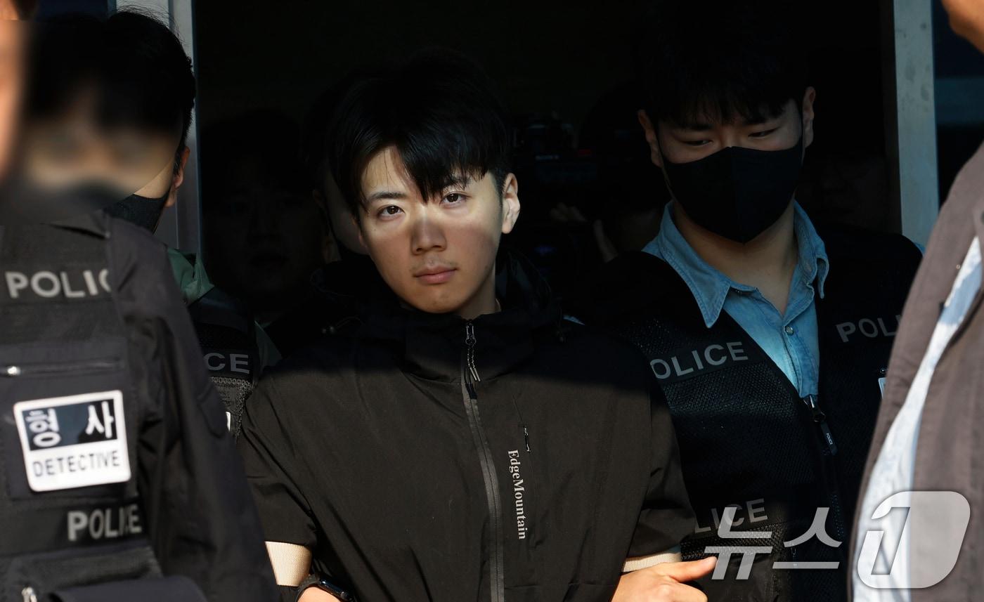 본문 이미지 - 어린이날 광주 도심에서 일면식 없는 여고생을 살해해 살인·살인미수 등의 혐의를 받는 장윤기(23)가 14일 오전 광주 서부경찰서에서 검찰에 송치되고 있다. 장윤기는 이날 광주에선 처음으로 신상이 공개됐다. 2026.5.14 ⓒ 뉴스1 김태성 기자