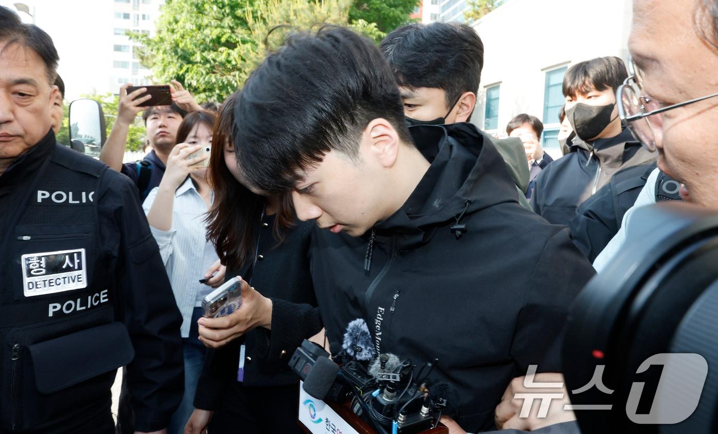 본문 이미지 - 어린이날 광주 도심에서 일면식 없는 여고생을 살해해 살인·살인미수 등의 혐의를 받는 장윤기(23)가 오전 광주 서부경찰서에서 검찰에 송치되고 있다. 장윤기는 이날 광주에선 처음으로 신상이 공개됐다. 2026.5.14 ⓒ 뉴스1 김태성 기자