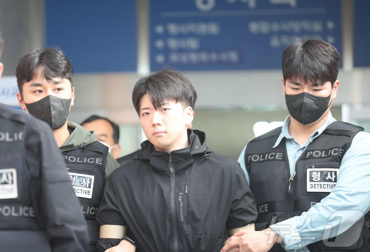 본문 이미지 - 광주 도심에서 일면식도 없는 10대 여고생을 살해한 장윤기 씨가 지난 5월14일 오전 광주 서부경찰서에서 검찰로 송치되고 있다. 2026.5.14 ⓒ 뉴스1 조수민 수습기자