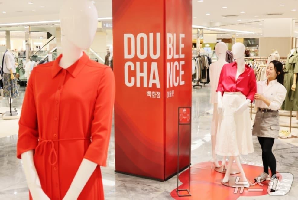본문 이미지 - 롯데백화점 대구점 직원이 '더블 찬스 위크' 행사를 앞두고 매장 내 상품을 진열하고 있다.(롯데백화점 제공, 재판매 및 DB 금지)