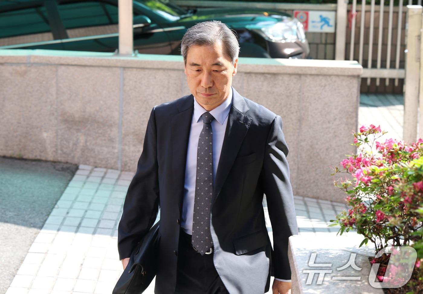본문 이미지 - 윤재순 전 대통령실 총무비서관이 14일 대통령실 관저 이전 특혜 의혹과 관련해 피의자 조사를 받기 위해 경기 과천 2차 종합특검 사무실로 출석하고 있다. ⓒ 뉴스1 임세영 기자