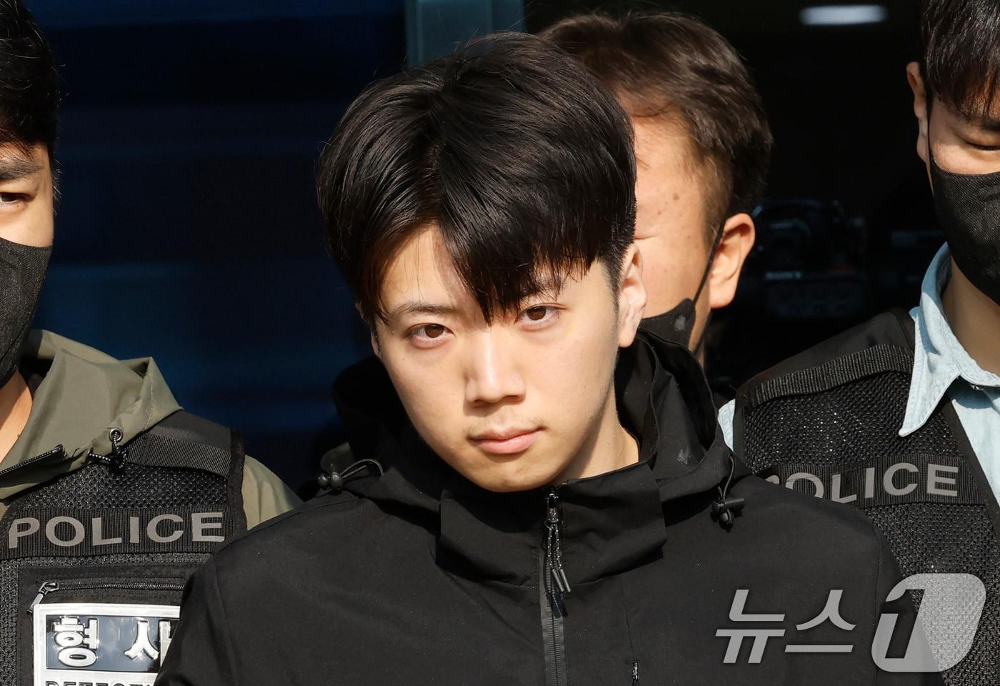 본문 이미지 - 광주 도심에서 일면식도 없는 10대 여고생을 살해한 장윤기 씨가 14일 오전 광주 서부경찰서에서 검찰로 송치되고 있다. 2026.5.14 ⓒ 뉴스1 김태성 기자