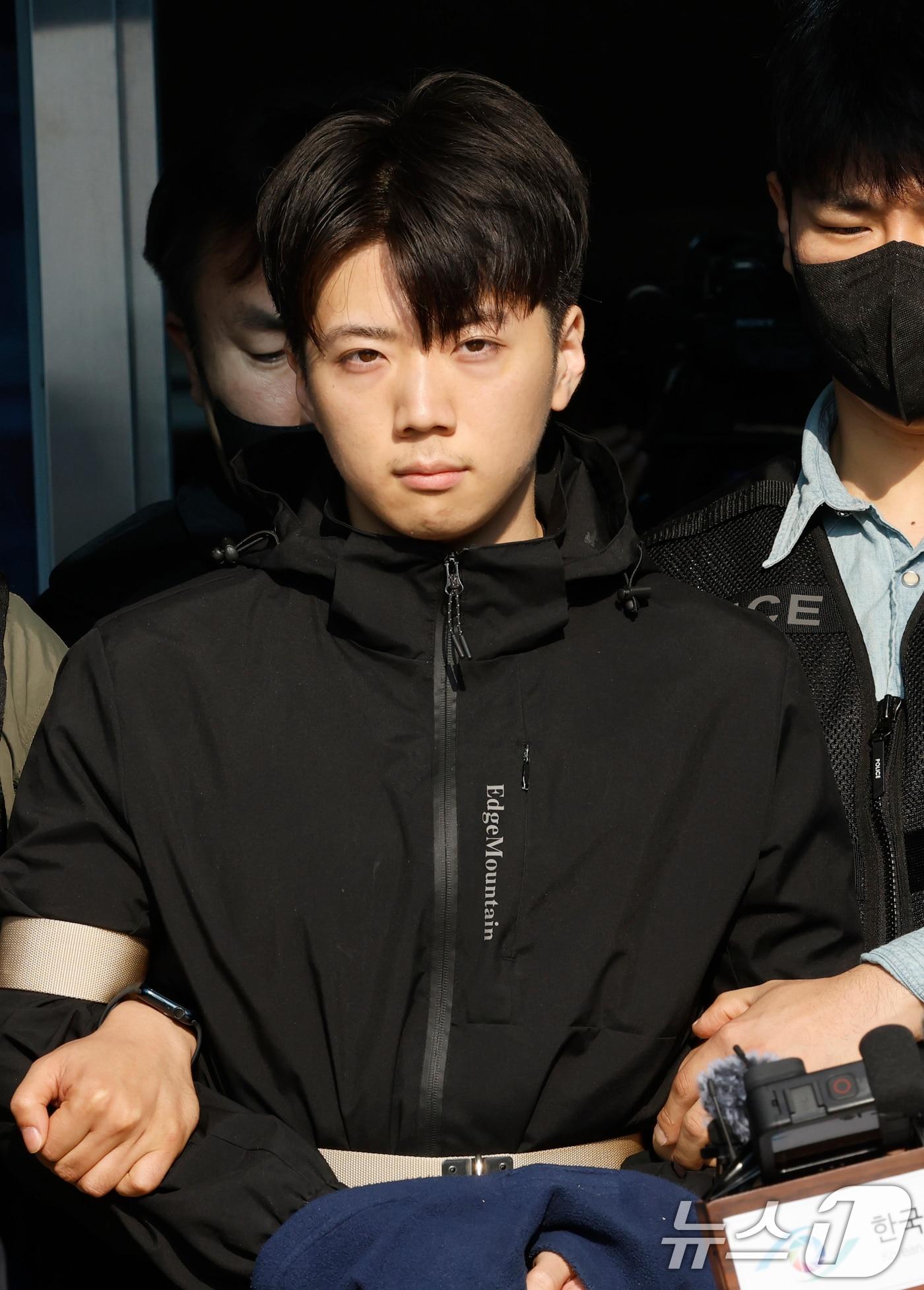 본문 이미지 - 광주 도심에서 일면식도 없는 10대 여고생을 살해한 장윤기 씨가 14일 오전 광주 서부경찰서에서 검찰로 송치되고 있다. 2026.5.14 ⓒ 뉴스1 김태성 기자