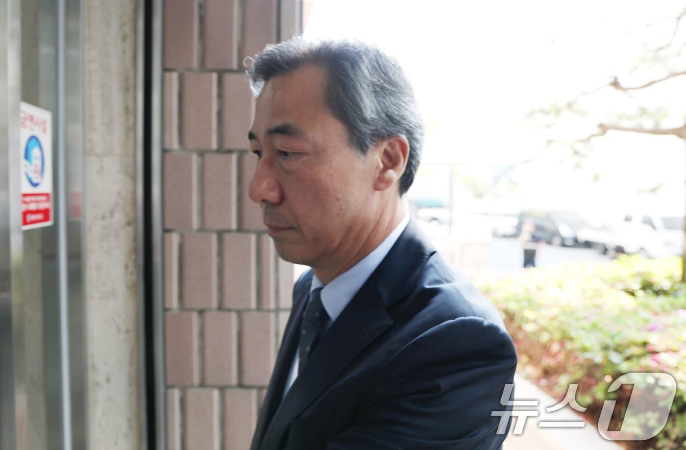 본문 이미지 - 윤재순 전 대통령실 총무비서관이 지난달 14일 대통령실 관저 이전 특혜 의혹과 관련해 피의자 조사를 받기 위해 경기 과천 2차 종합특검 사무실로 출석하고 있다. 2026.5.14 ⓒ 뉴스1 임세영 기자