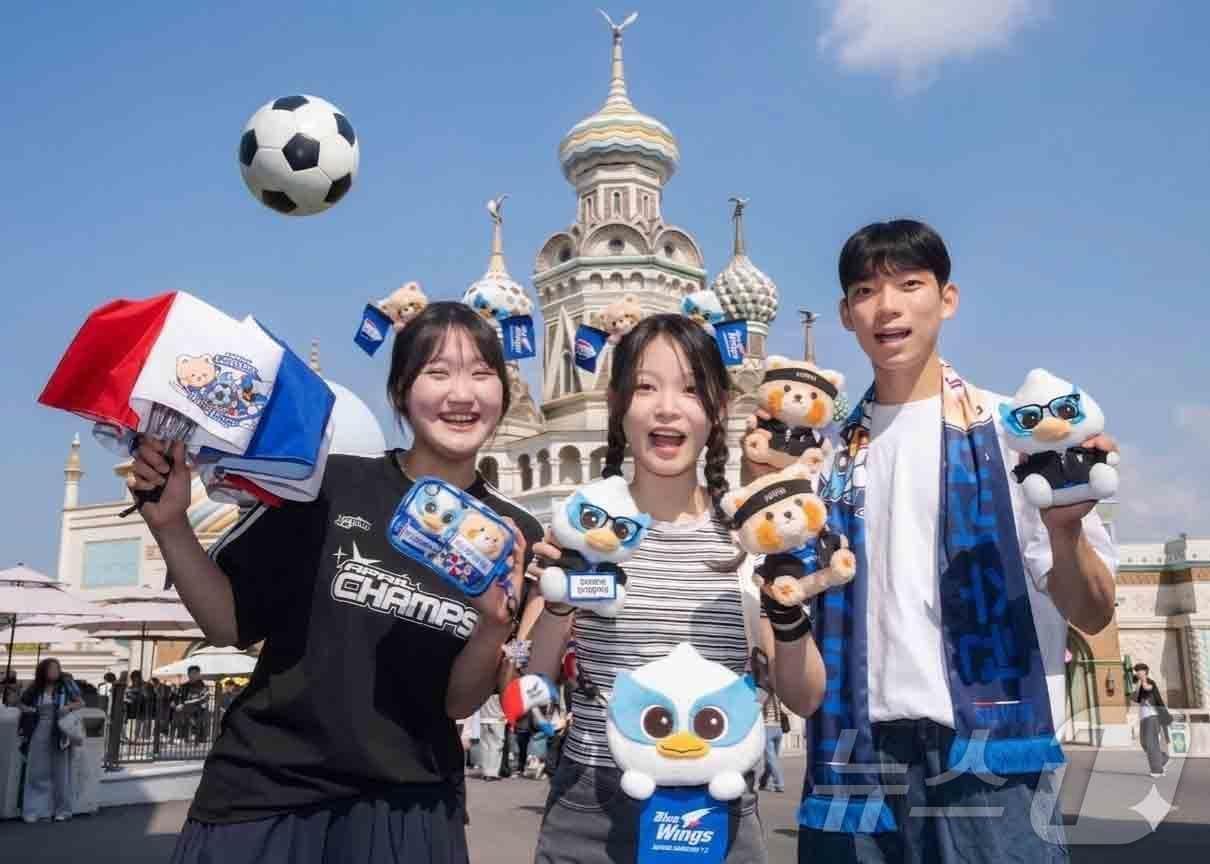 본문 이미지 - 에버랜드가 수원삼성블루윙즈축구단과 양사 캐릭터를 활용한 신상 굿즈 출시, 현장 이벤트 등 다채로운 캐릭터 콜라보레이션을 진행한다고 14일 밝혔다. 사진은 모델들이 에버랜드와 수원삼성블루윙즈축구단의 캐릭터 콜라보 상품을 소개하는 모습. (삼성물산 제공. 재판매 및 DB 금지) 2026.5.14 ⓒ 뉴스1