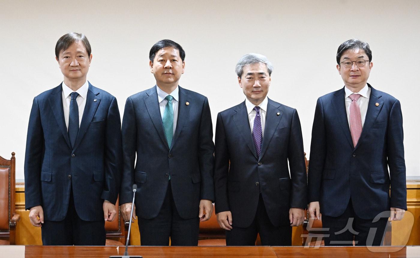 본문 이미지 - 구윤철 부총리 겸 재정경제부 장관이 14일 오전 서울 중구 은행연합회에서 열린 시장상황점검회의에서 참석자들과 기념 촬영을 하고 있다. 왼쪽부터 이찬진 금융감독원장, 구윤철 부총리, 신현송 한국은행 총재, 이억원 금융감독원장. (재정경제부 제공. 재판매 및 DB 금지) 2026.5.14 ⓒ 뉴스1