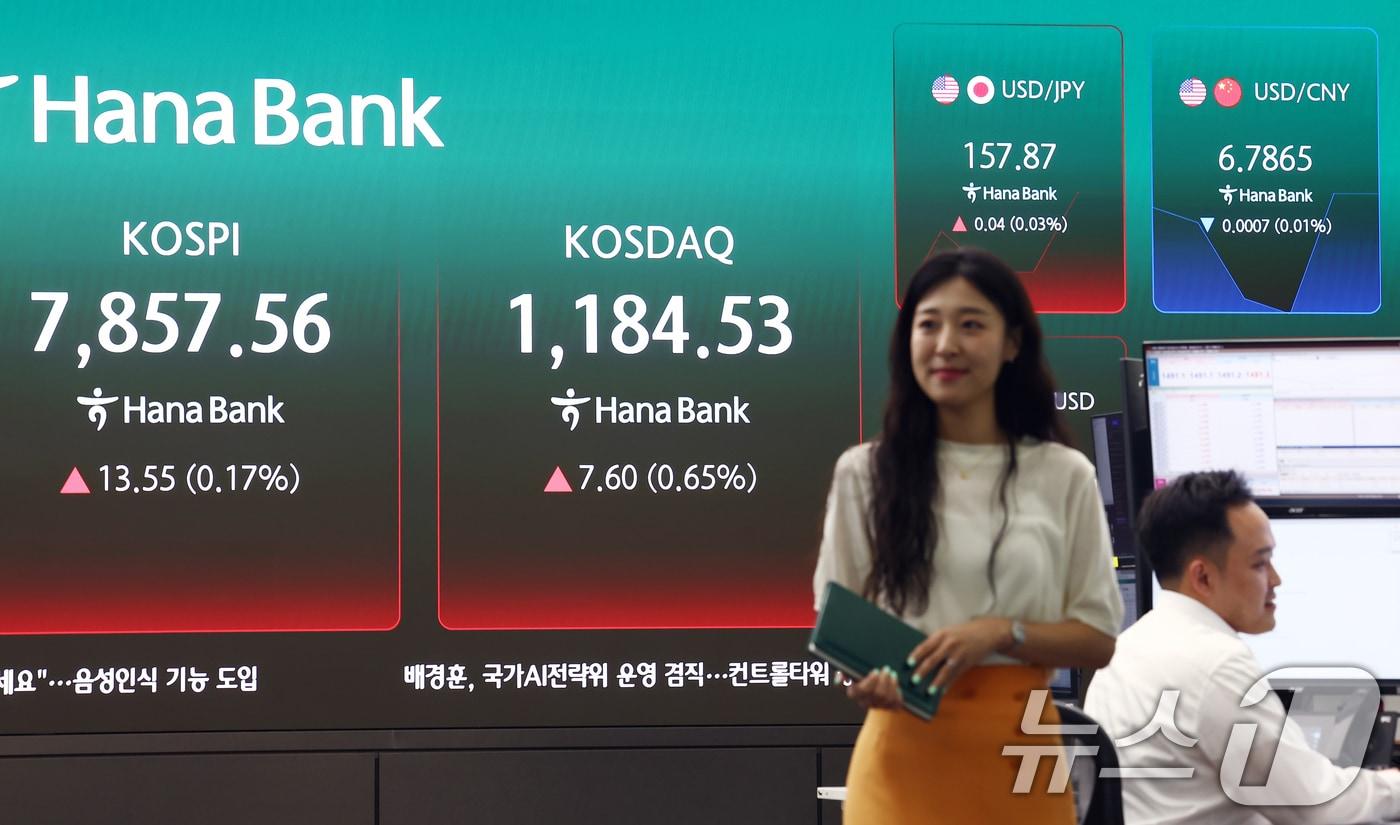 본문 이미지 - 14일 오전 서울 중구 하나은행 본점 딜링룸 전광판에 코스피 지수 등이 나오고 있다.  2026.5.14 ⓒ 뉴스1 김민지 기자