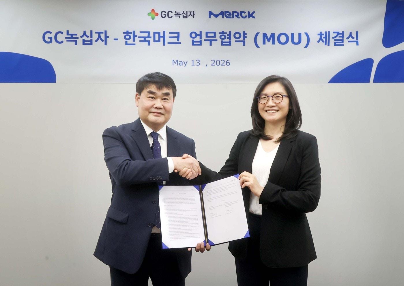 본문 이미지 - 전략적 업무 협약(MOU) 진행 후 기념 사진 촬영 중인 신웅 GC녹십자 운영 총괄 부문장(왼쪽), 김영임 머크 라이프사이언스 프로세스 솔루션 비즈니스 대표(오른쪽). (GC 제공) 
