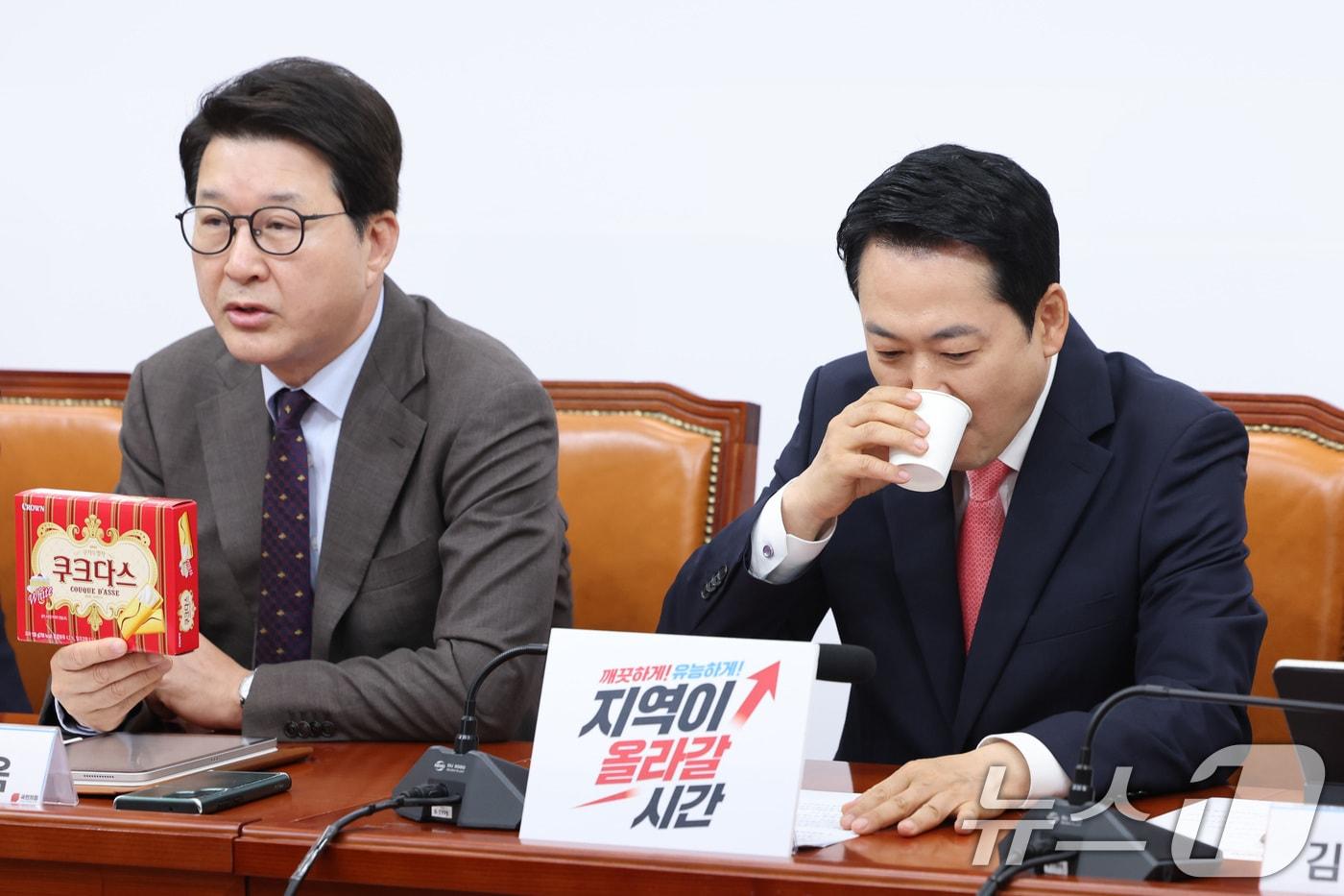 본문 이미지 - 장동혁 국민의힘 대표가 14일 서울 여의도 국회에서 열린 최고위원회의에서 목을 축이고 있다. 2026.5.14 ⓒ 뉴스1 신웅수 기자
