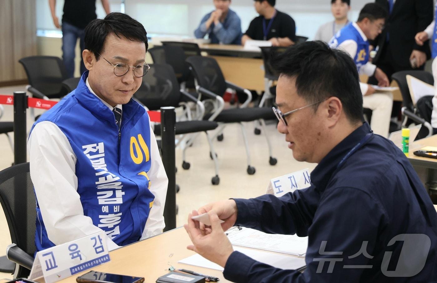 본문 이미지 - 제9회 전국동시지방선거 후보자 등록 신청 첫날인 14일 전북 전주시 전북특별자치도선거관리위원회에서 이남호 전북교육감 후보가 후보등록을 하고 있다. 2026.5.14 ⓒ 뉴스1 유경석 기자
