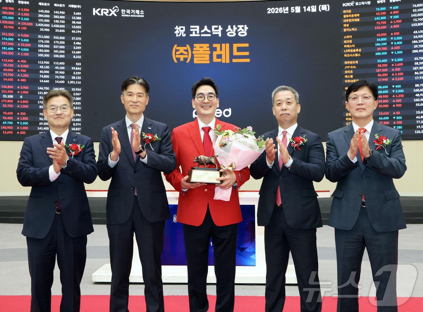 본문 이미지 - 상장 기념식 후 기념 사진 촬영하는 박종식 한국IR협의회 부회장, 민경욱 한국거래소 코스닥시장본부장, 이형무 폴레드 대표이사, 윤병운 NH투자증권 대표이사, 안승근 코스닥협회 부회장의 모습. (한국거래소 제공. 재판매 및 DB 금지) 2026.5.14 ⓒ 뉴스1