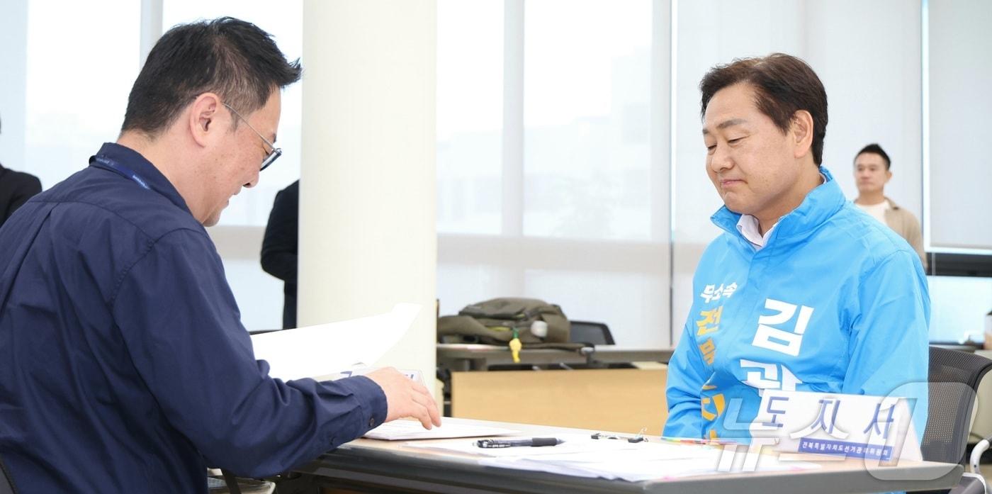 본문 이미지 - 김관영 무소속 전북도지사 후보가 14일 전북 전주시 전북특별자치도선거관리위원회에서 후보등록을 하고 있다. 2026.5.14 ⓒ 뉴스1 유경석 기자