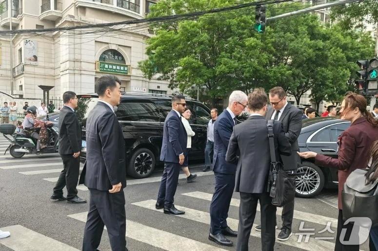 본문 이미지 - 팀 쿡 애플 CEO가 도널드 트럼프 대통령이 머무는 주중 미국대사관 인근 포시즌스호텔 앞에서 보안검사를 받고 있다. (연합조보 갈무리)