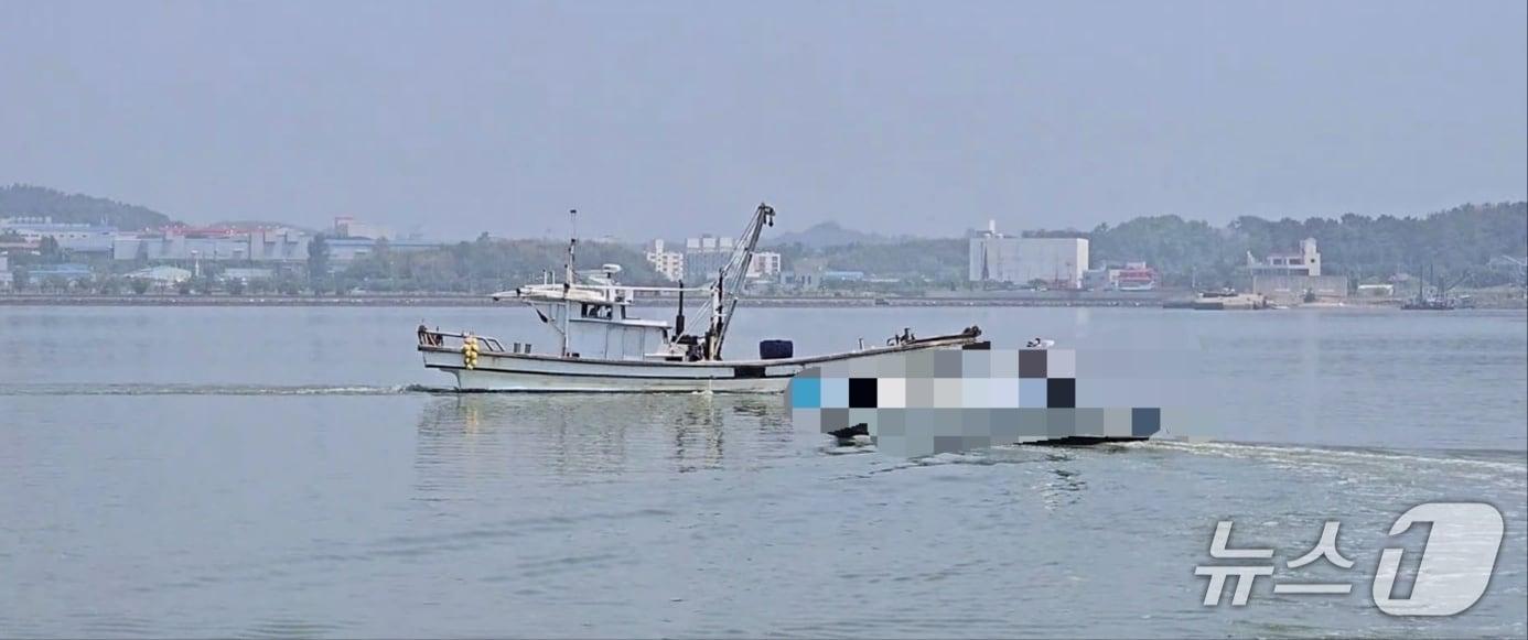 본문 이미지 - A 씨가 무면허 상태로 시운항한 어선.(군산해경 제공. 재판매 및 DB금지)