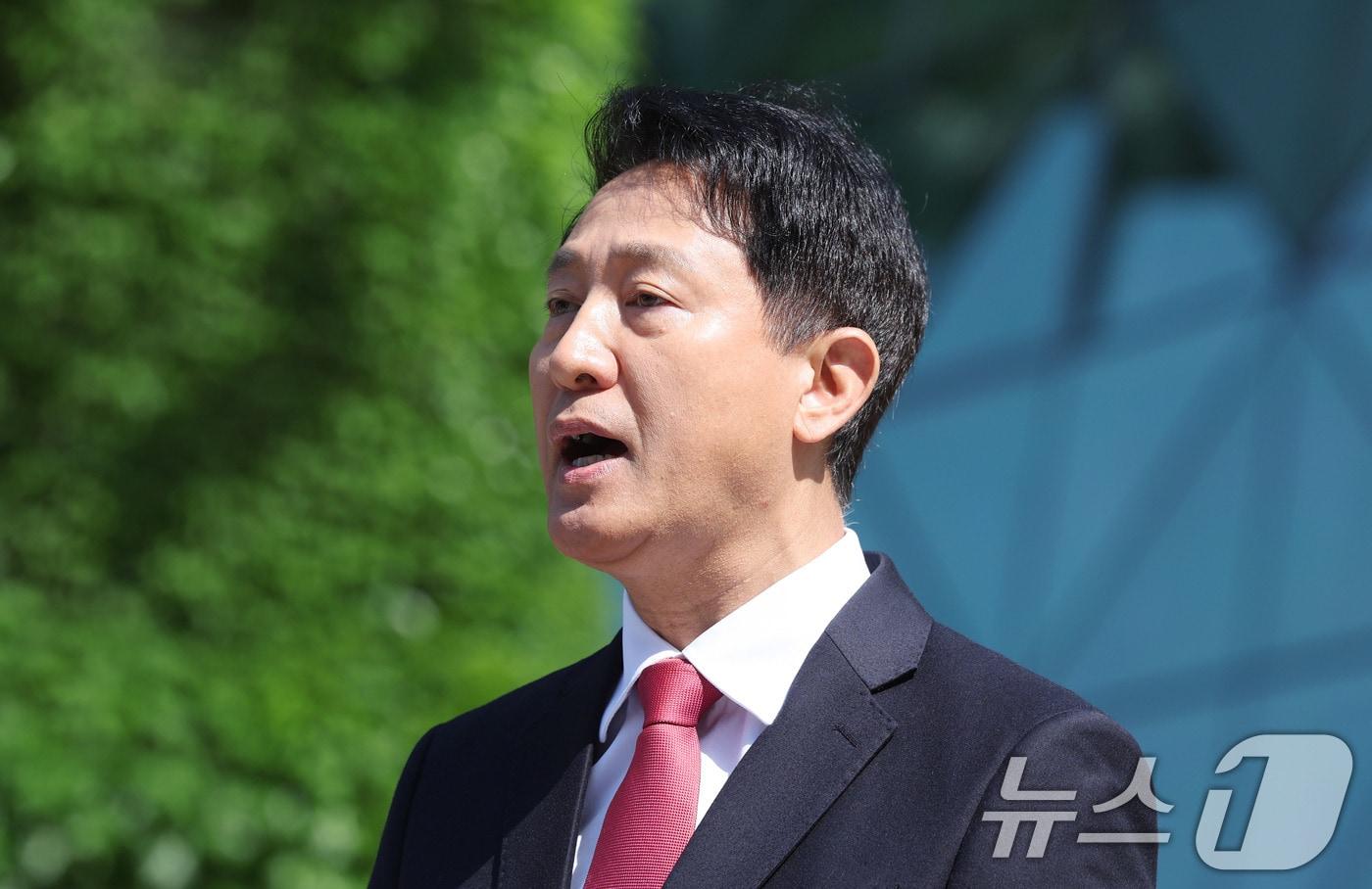 본문 이미지 - 오세훈 국민의힘 서울시장 후보가 14일 서울 중구 서울시청 앞에서 6·3 지방선거 대국민 호소 기자회견을 하고 있다. ⓒ 뉴스1 박지혜 기자